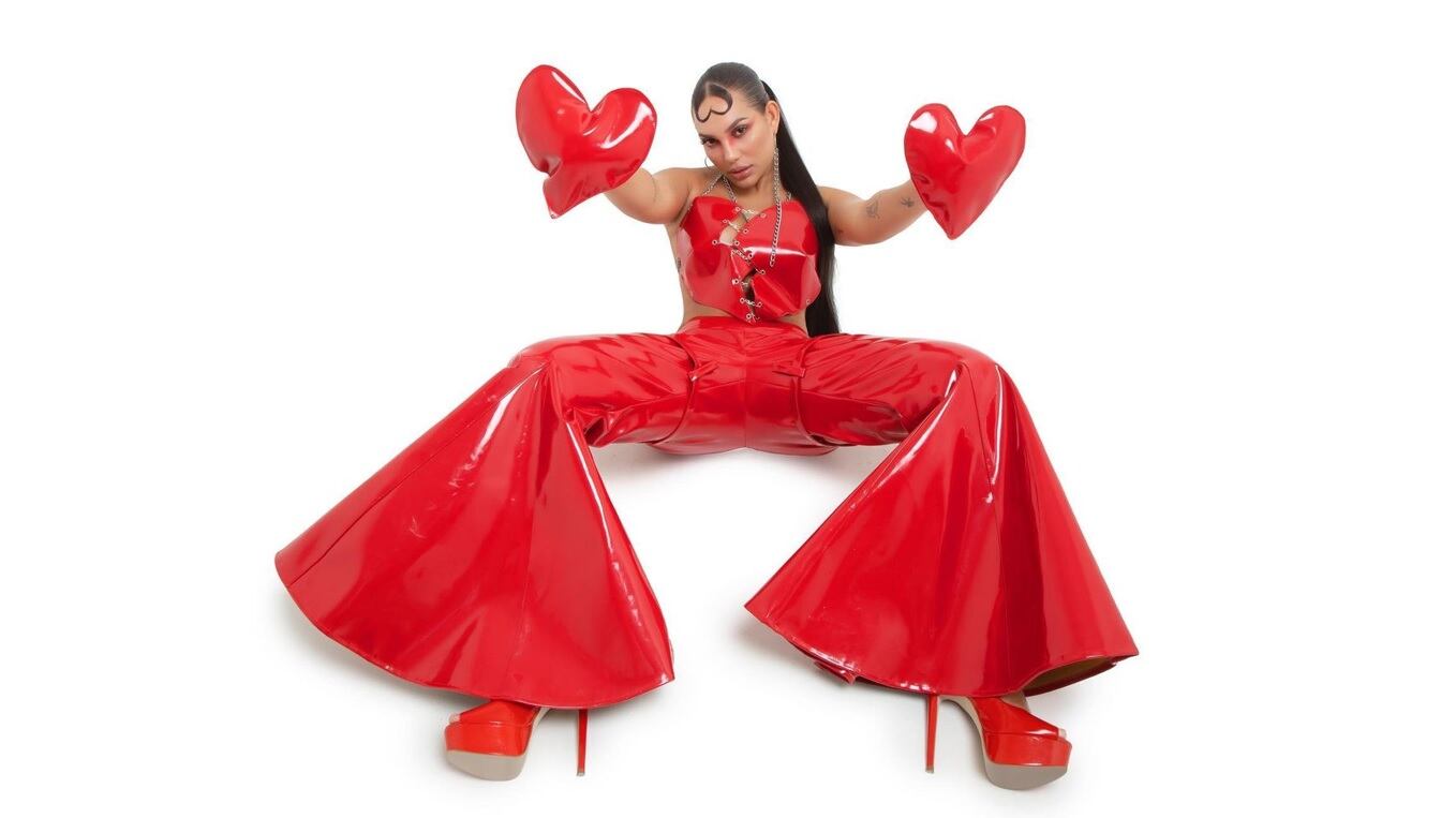 Andrea Valdiri retomó sus polémicas sesiones fotográficas y esta vez ha regresado con todo causando mucha sensación.