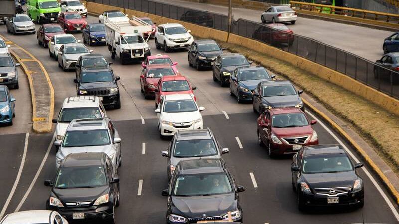 El programa aplica este lunes para todos los autos con engomado amarillo. (Cuartoscuro)
