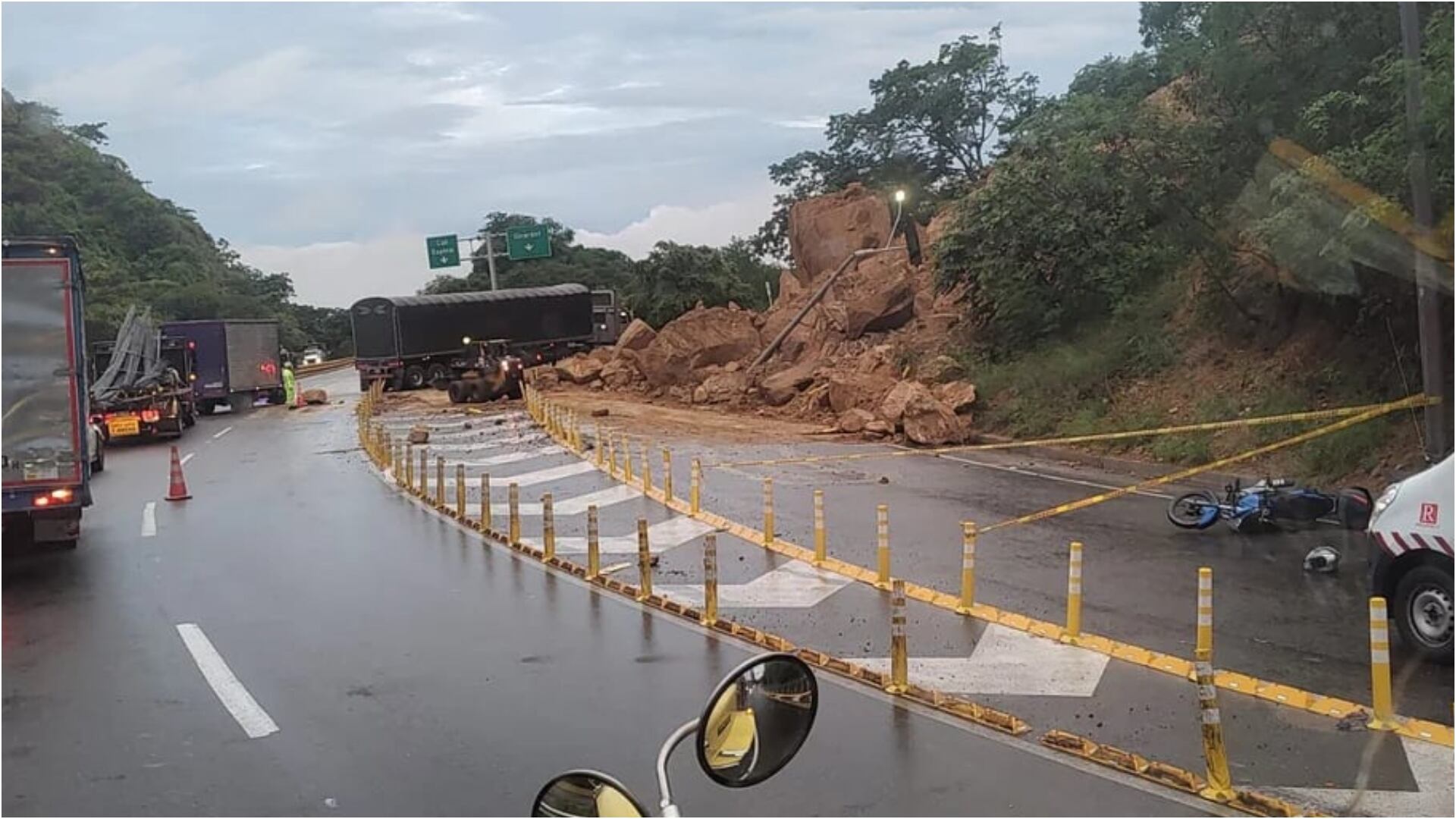 Derrumbe en vía Bogotá-Girardot: motociclista herido y restricciones de movilidad por el puente festivo (Redes sociales)