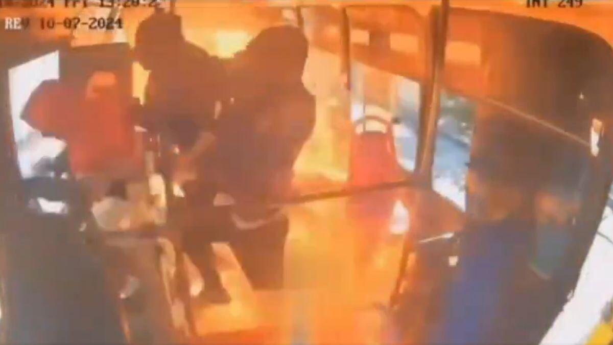 Un robo casi termina en tragedia cuando cuatro ladrones casi terminan incinerados en Soledad, Atlántico.