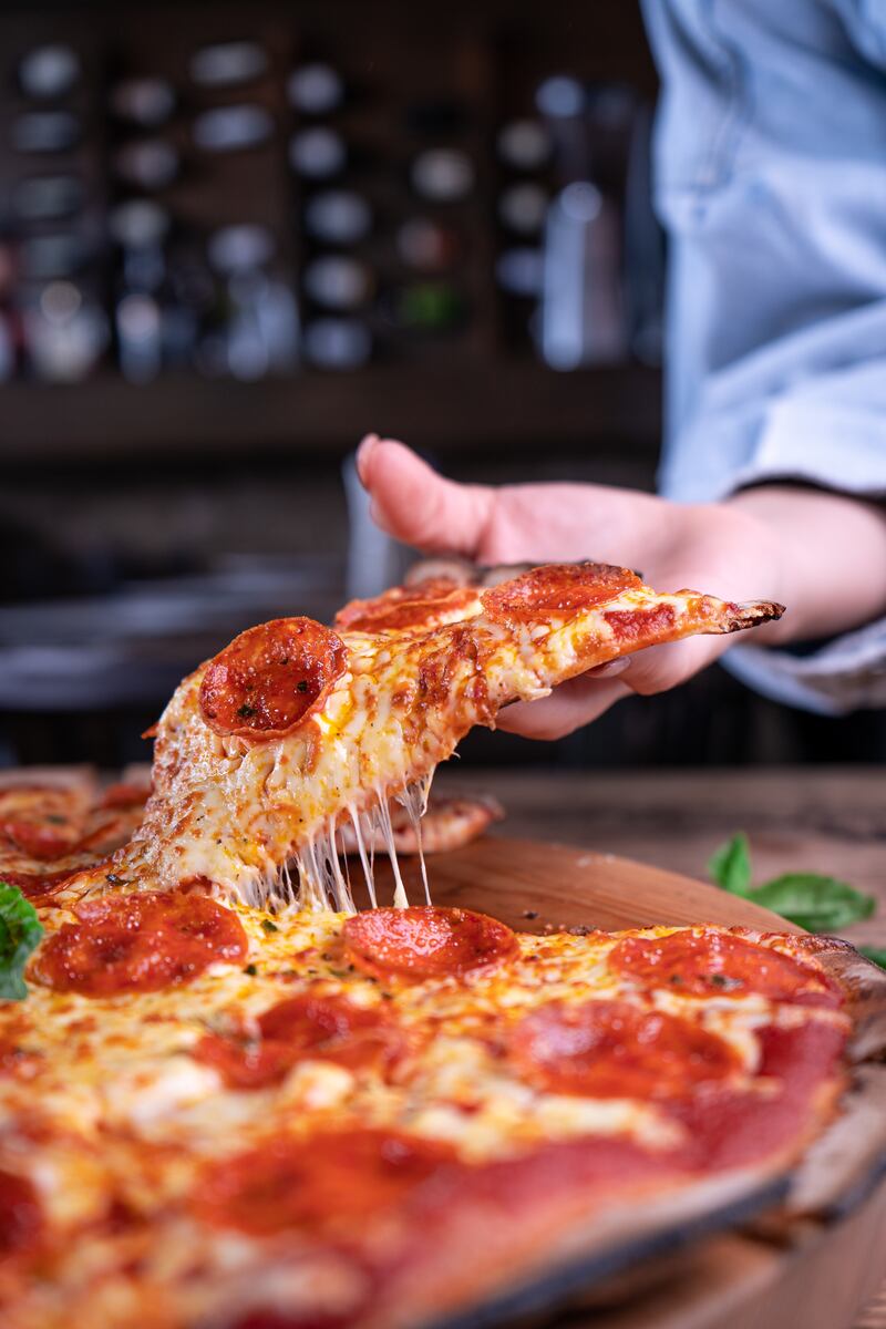 Una pizza es una base de masa de pan, por lo general fina y redonda, cubierta con salsa de tomate, queso mozzarella y otros ingredientes troceados al gusto. Se elabora en un horno a alta temperatura. Foto: Freepik.