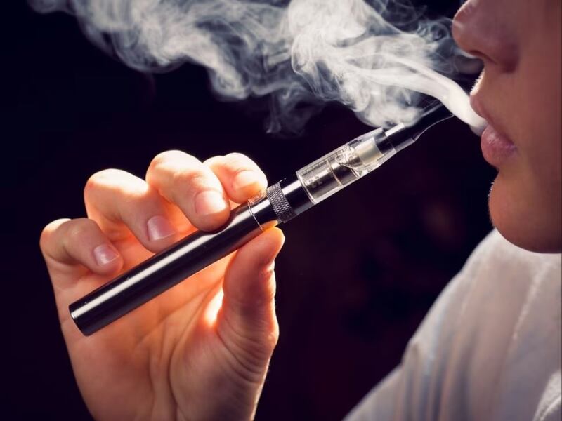 Medellín anuncia fuerte medida contra los vapeadores y cigarrillos electrónicos en colegios y universidades públicas