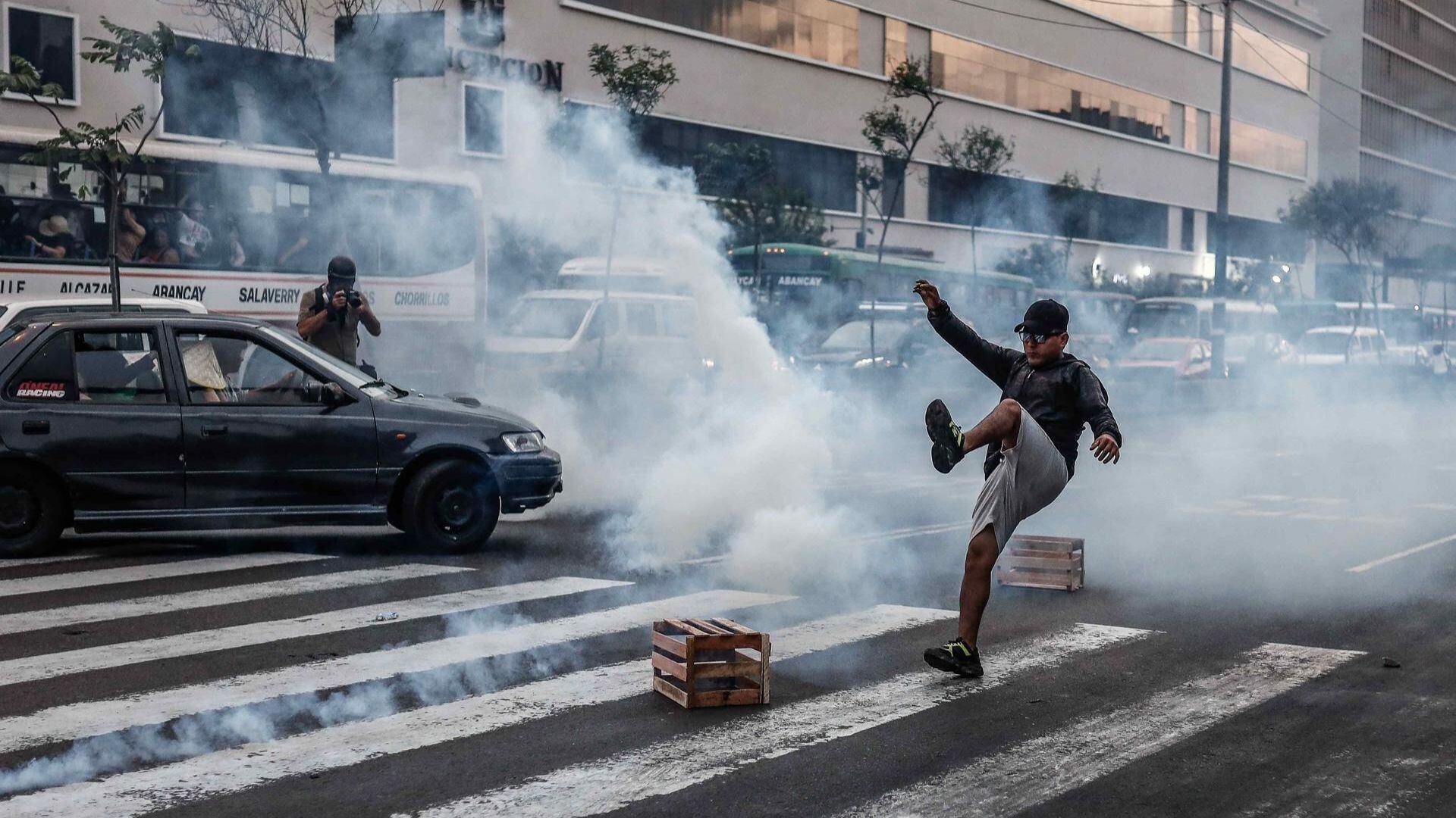 AME9803. LIMA (PERÚ), 11/12/2022.- Cientos de manifestantes, a favor de Pedro Castillo y en contra del Congreso, se manifiestan en las calles del centro, hoy en Lima (Perú).