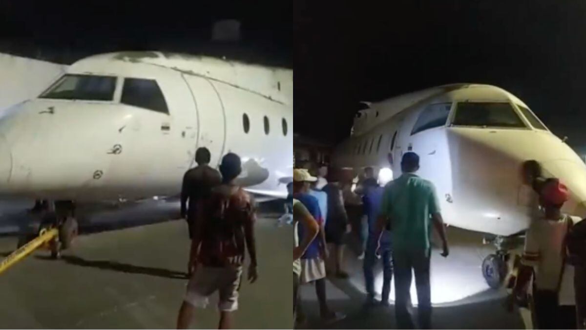 Un avión se estaba movilizando por las calles de la ciudad de Tubarco y estaba siendo arrastrado por ciudadanos.