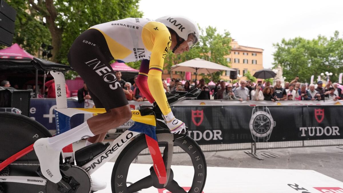 Giro de Italia: Caída afectó a Egan Bernal que salió del top 10. Hoole ganó la CRI