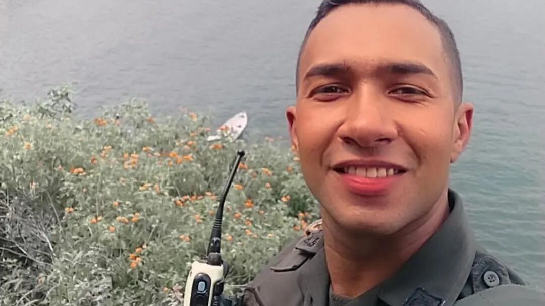 En las calles puede pasar como cualquier oficial de seguridad en su motocicleta patrullando Santa Marta, pero en las redes sociales es un ícono de la seguridad.