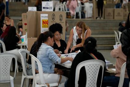 Imágenes de la jornada electoral en Antioquia: ciudadanos votando, jurados de mesa, puestos de votación y el conteo de votos al cierre de las urnas.