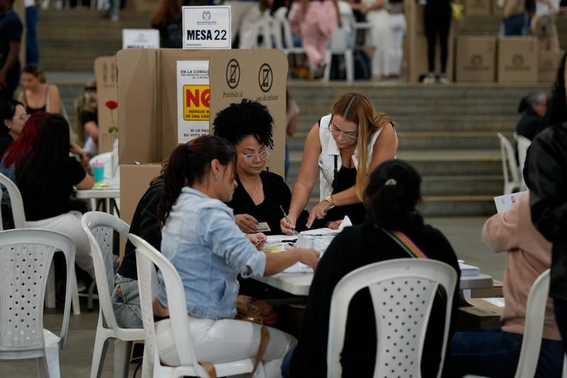 Imágenes de la jornada electoral en Antioquia: ciudadanos votando, jurados de mesa, puestos de votación y el conteo de votos al cierre de las urnas.