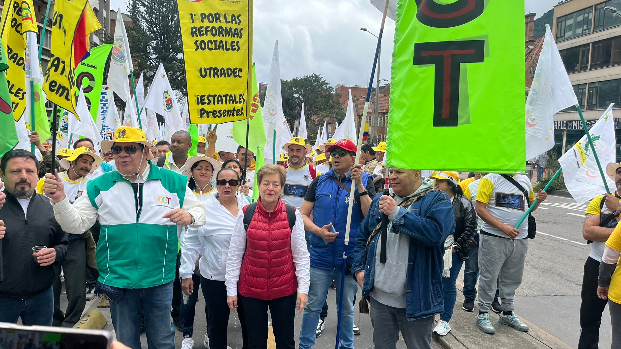 Ministra de Trabajo, Gloria Ramírez salió a marchar a las calles en Bogotá.
