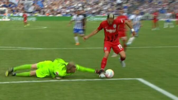 Rafael Santos Borré y polémica jugada de penal