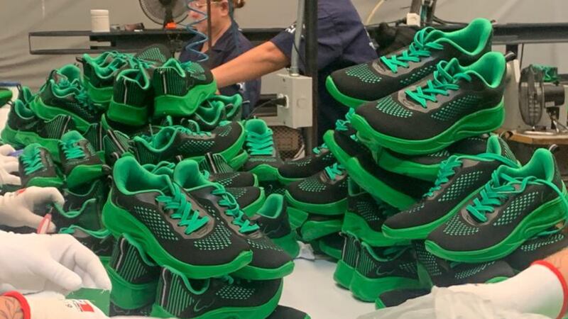 Tenis deportivos de calidad por 39.000 pesos: hechos con empaques reciclados y diseño colombiano