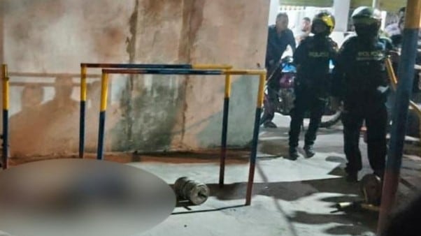 Foto asesinaron a joven de 13 tiros mientras hacía ejercicio en el gimnasio de un parque.