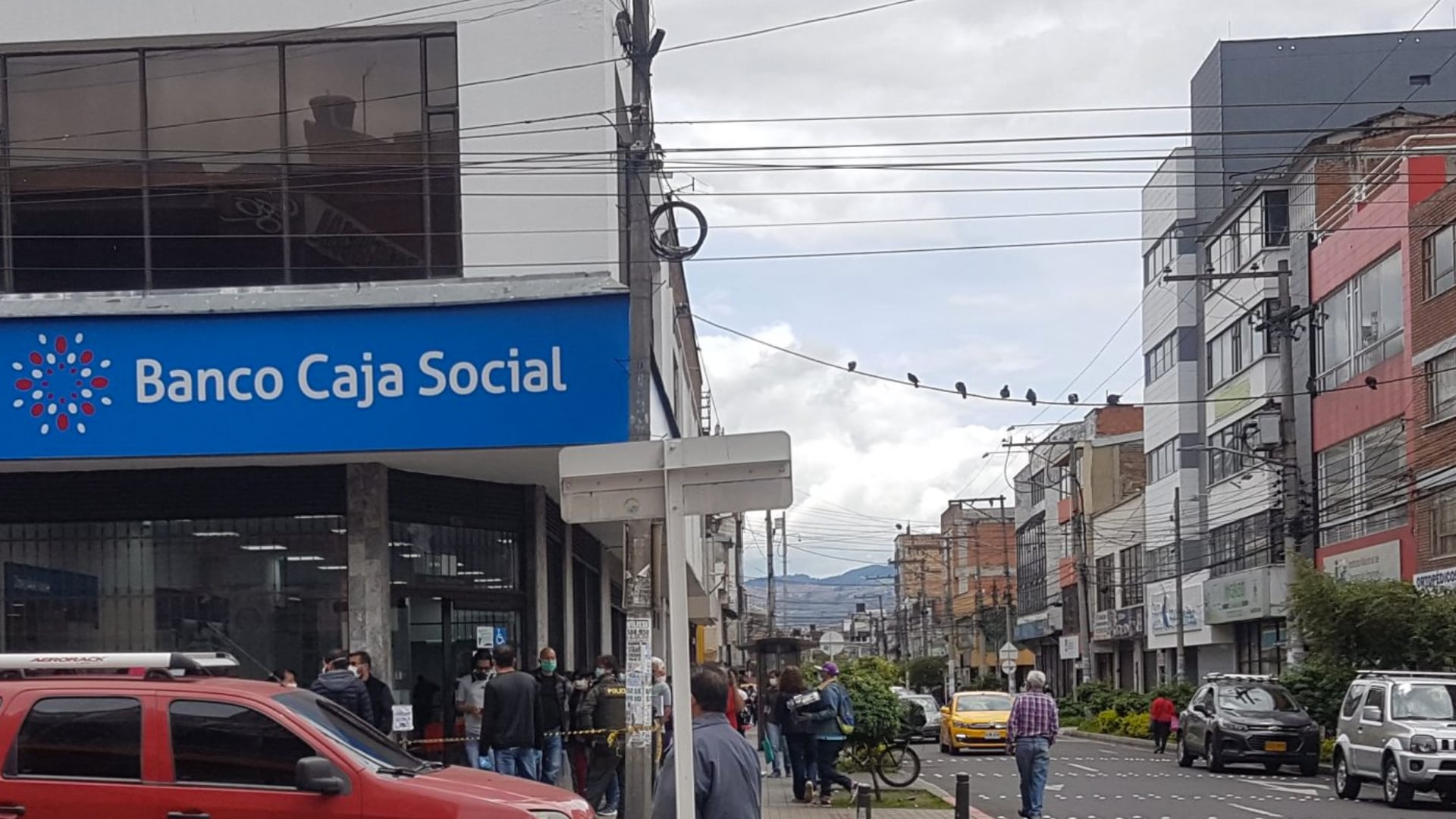 Delincuentes robaron sede del Banco Caja Social.