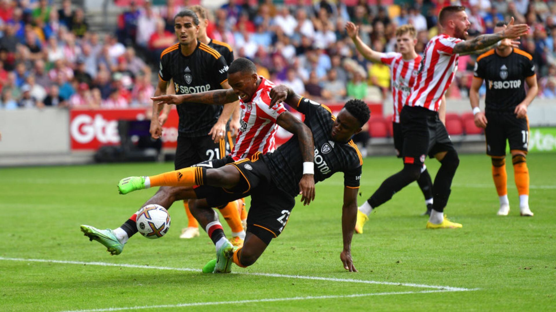 Luis Sinisterra cometió penal a favor del Brentford.