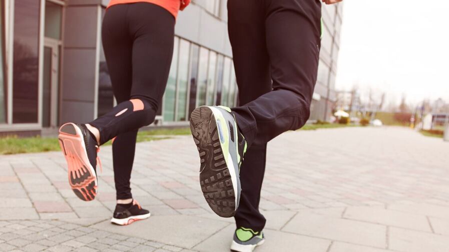 Cerca de pareja corriendo