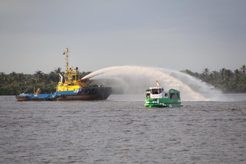 Llegada del RioBus al muelle del Malecón del Río.
