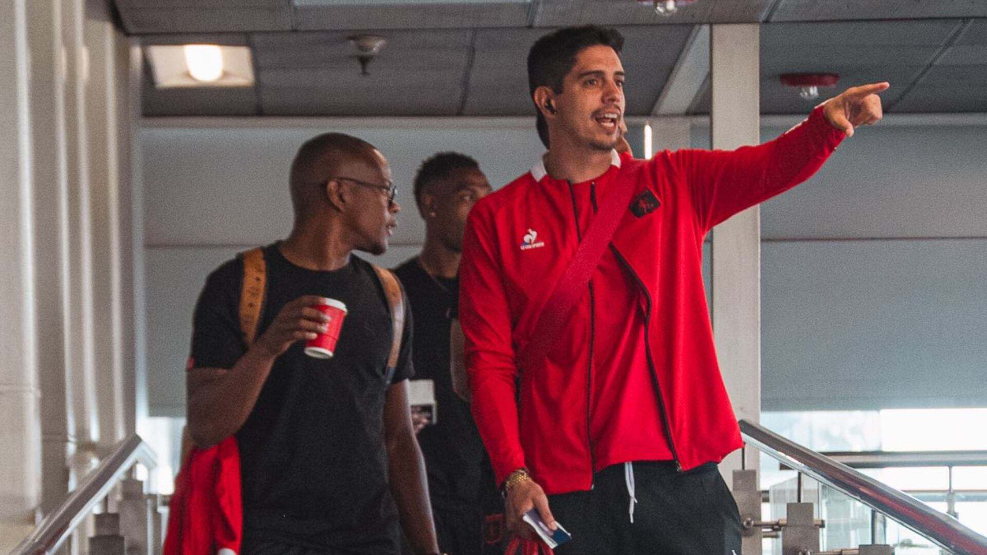 Hincha del América tuvo que pedirle perdón a su novia en vivo por viajar a Brasil sin su permiso