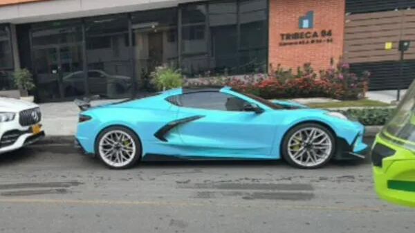 Chevrolet Corvette C8 Stingray mal estacionado en Bogotá