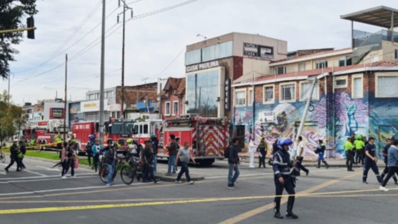 Fatal accidente en la Avenida Mutis involucró a un motociclista, camioneta y peatón: dos menores están heridos