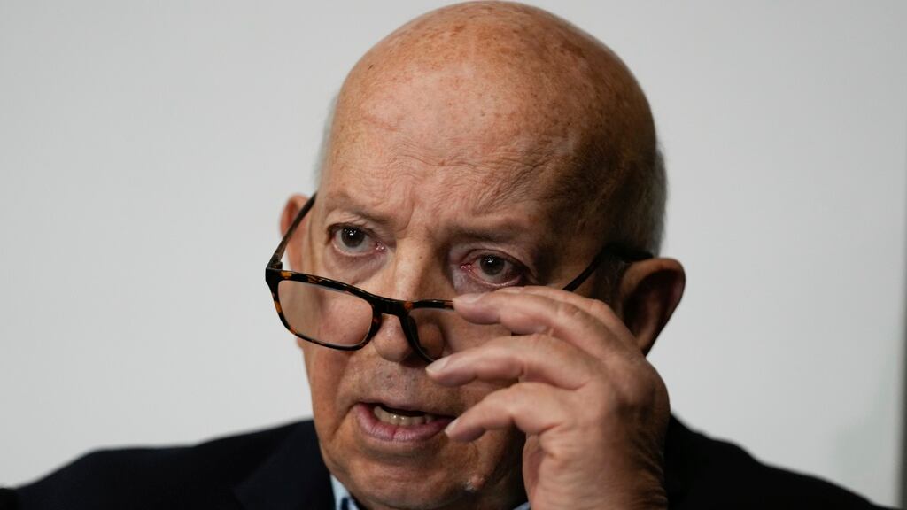 ARCHIVO - José Otty Patiño, jefe negociador del gobierno colombiano, en una conferencia de prensa conjunta con Pablo Beltrán, comandante y jefe negociador de la guerrilla Ejército de Liberación Nacional (ELN), como parte de los diálogos de paz entre ambas partes, en Bogotá, Colombia, el martes 10 de octubre de 2023. El presidente de Colombia, Gustavo Petro, anunció el miércoles 22 de noviembre de 2023 que Patiño será el nuevo titular de la Oficina del Alto Comisionado para la Paz. (AP Foto/Fernando Vergara, Archivo)