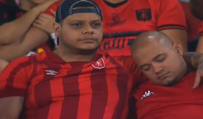 “Durmió comodísimo…”, hincha de América echó sueño en plena tribuna en el partido ante Millonarios 