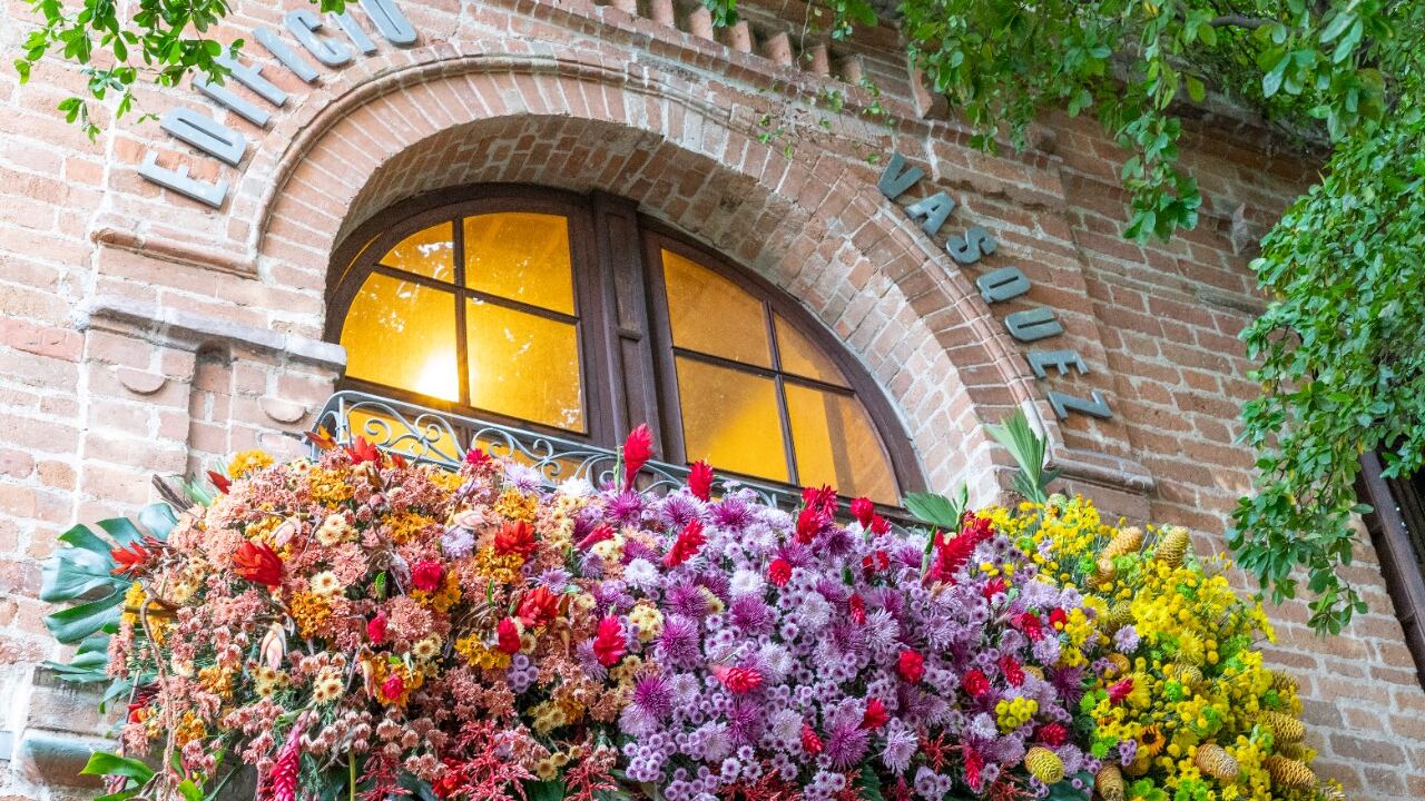 Edificio patrimonial Velásquez se engalana de flores
