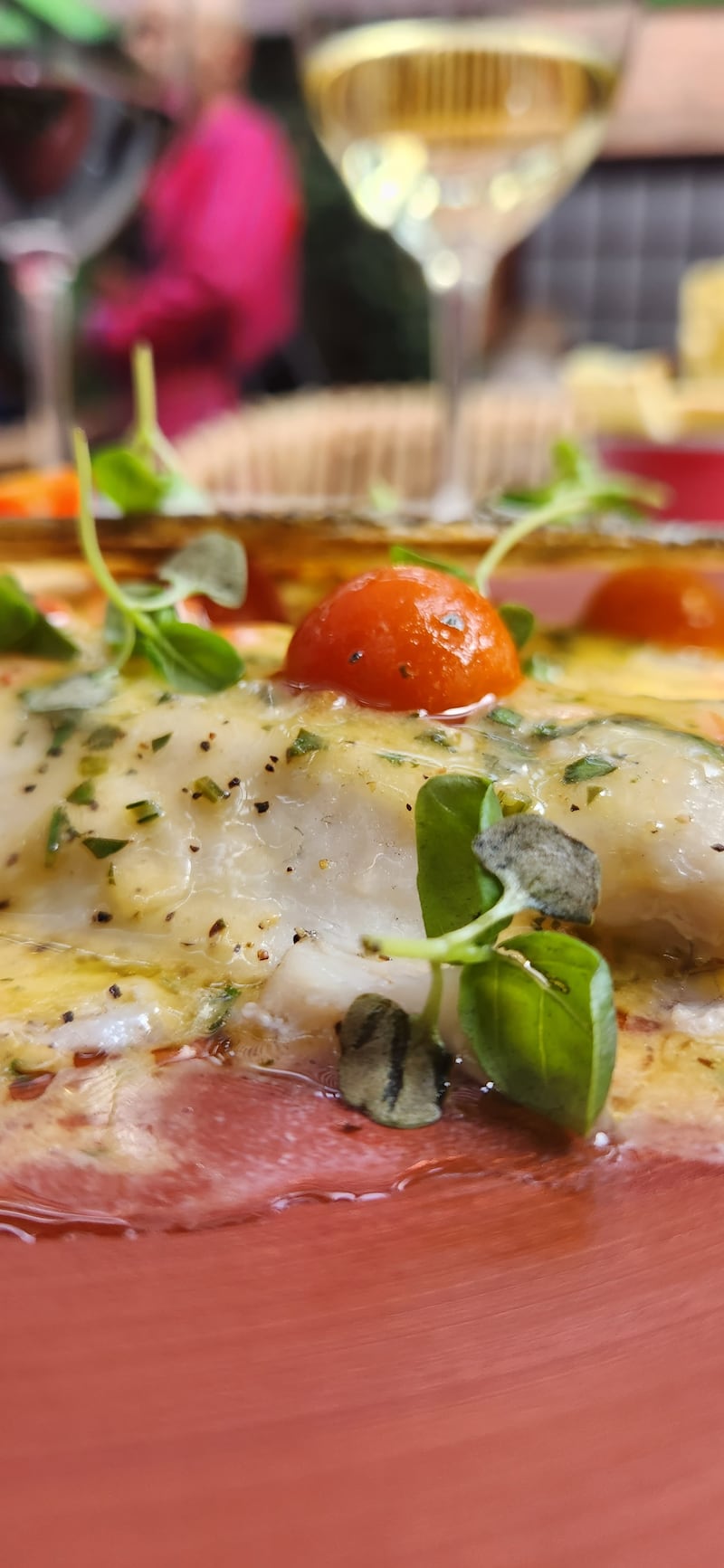 Un pescado increíble en su sabor natural. Limpio, equilibrado y bien intencionada la salsa que presentan.