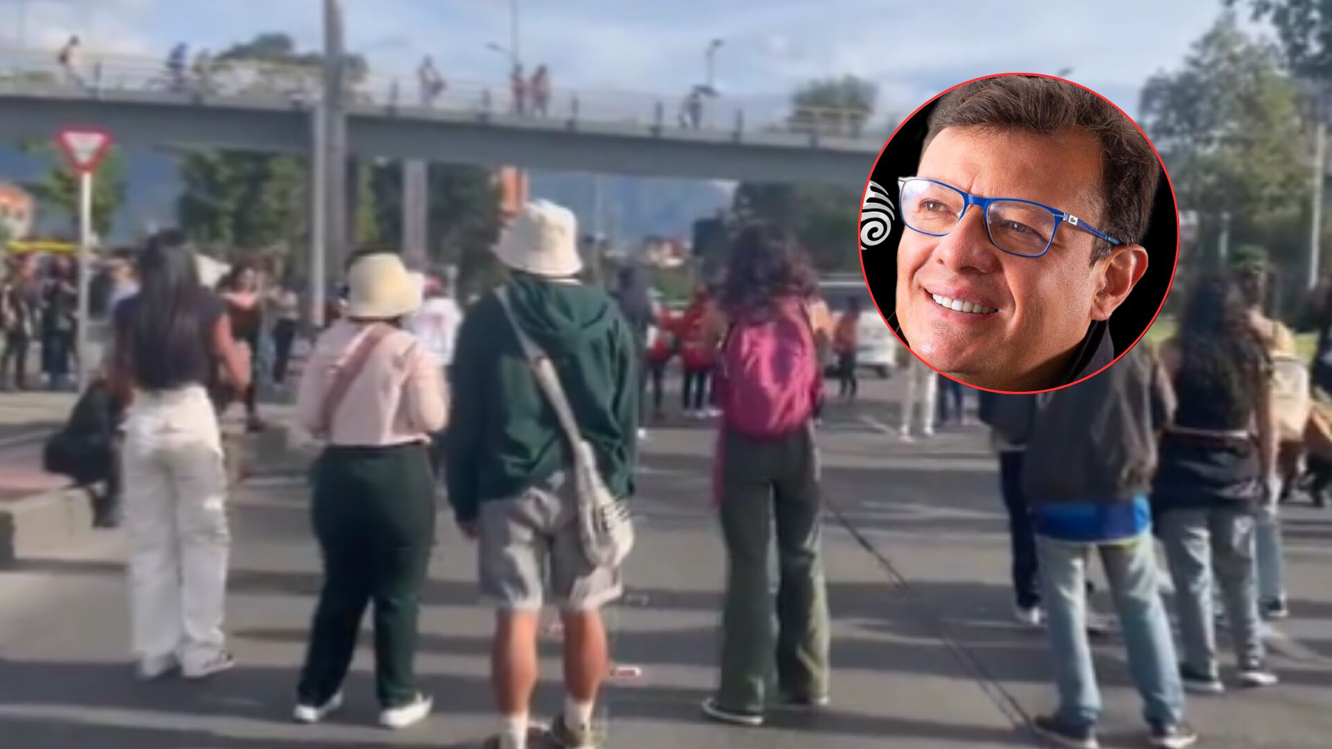 Trancón sobre la Avenida 26: mujeres protestan frente a RTVC exigiendo renuncia de Hollman Morris