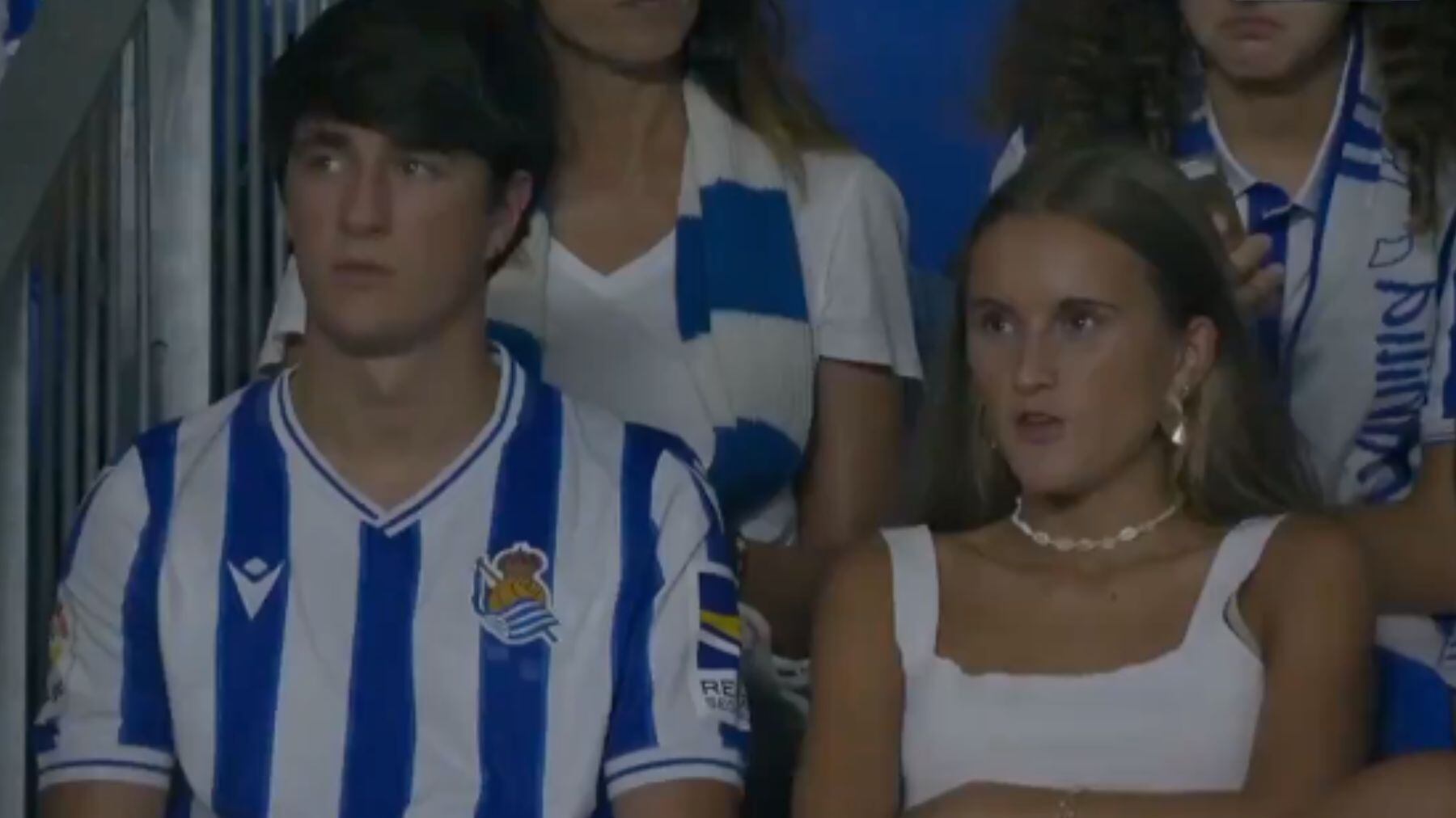 Pareja de jóvenes que fue enfocada en el partido Real Sociedad-Barcelona.