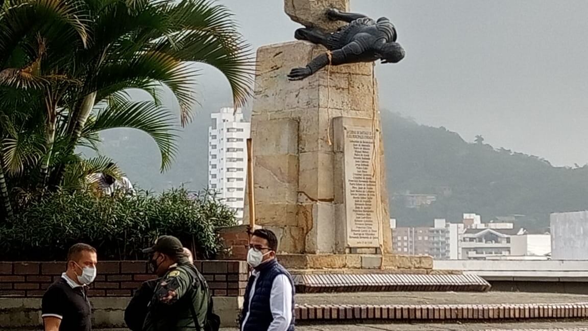 Manifestantes derriban estatua de Sebastián de Belalcázar en Cali