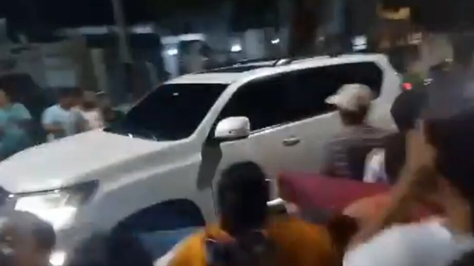 Protesta de residentes del Pinar del Río en la casa del alcalde Alejandro Char.