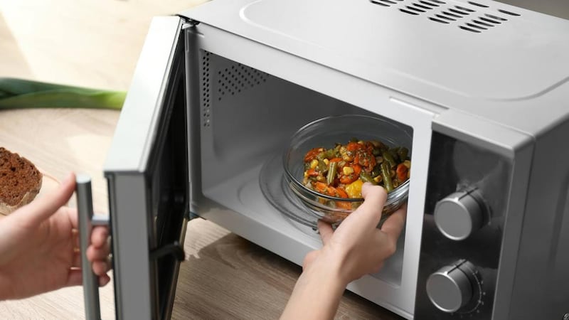 ¿Usar microondas para calentar las comidas es malo para la salud y podría dar cáncer? Esto dicen los expertos