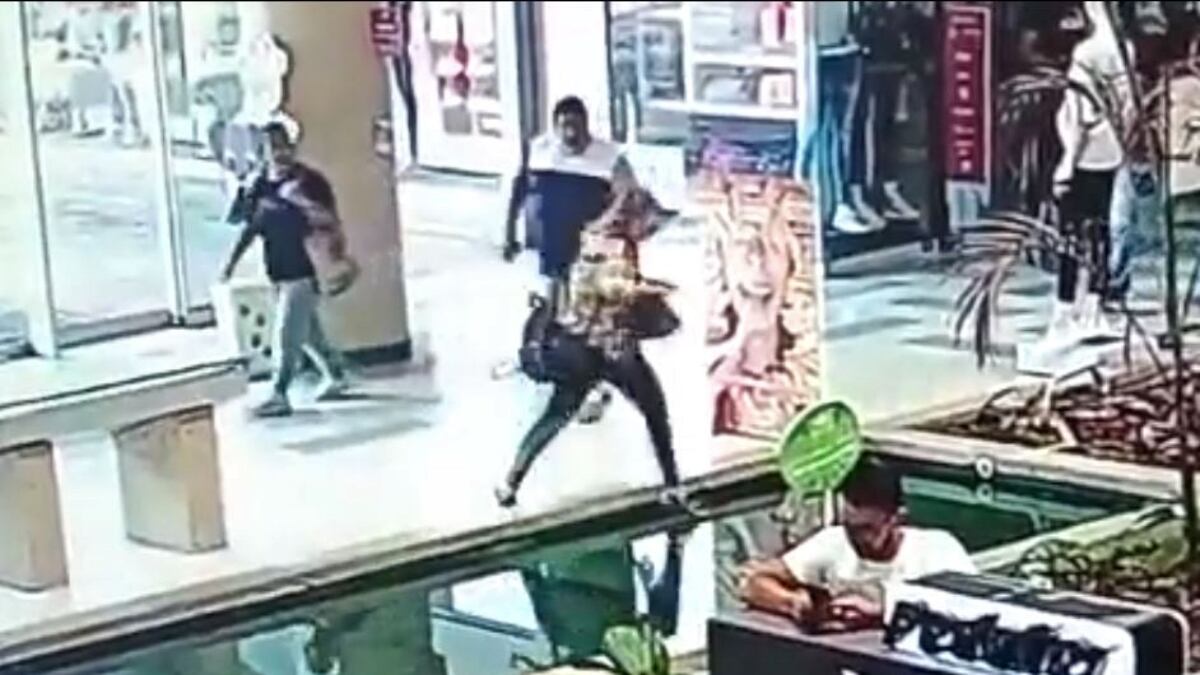 Mujer cayó a una pileta de agua por estar pegada a su celular