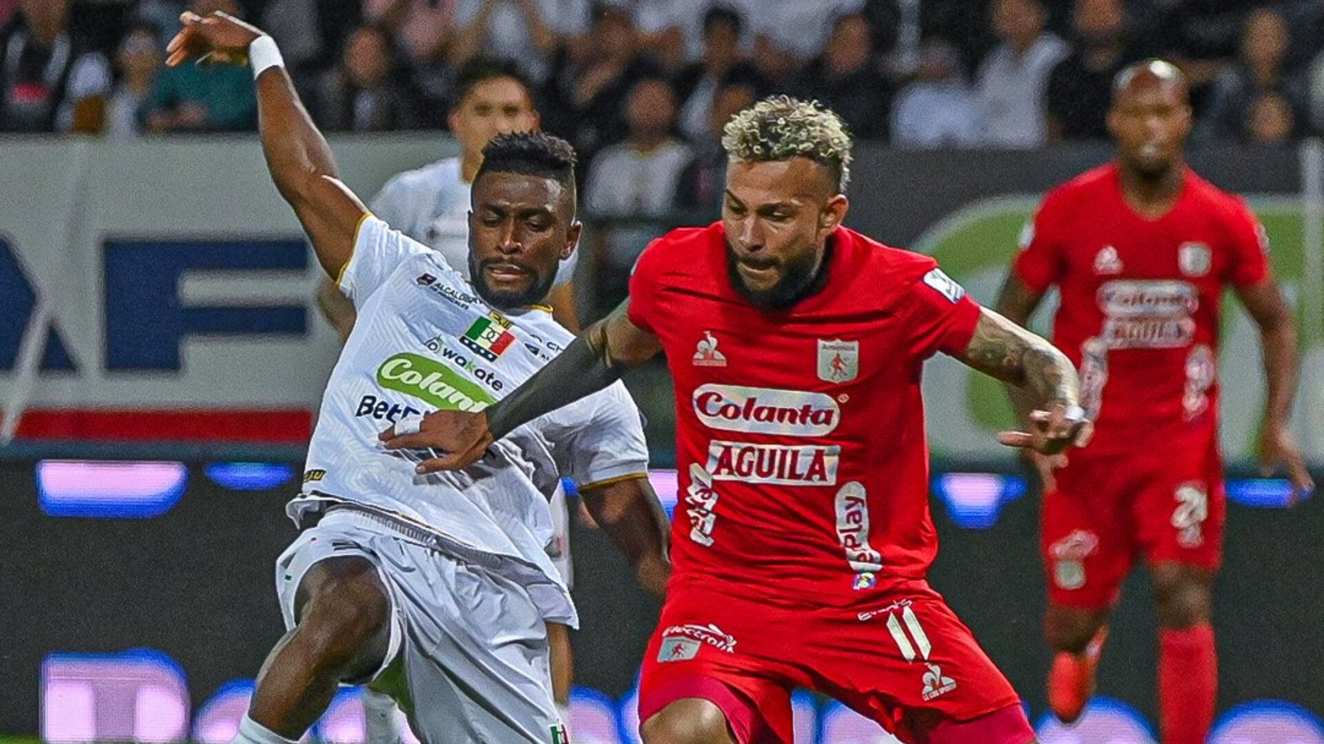 Hinchas de Once Caldas terminaron en la pista atlética por culpa de los visitantes del América