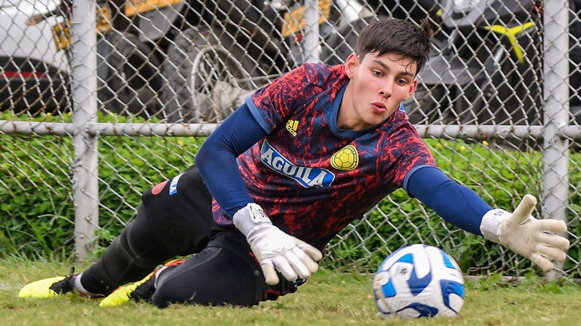 El arquero de 17 años es pedido por muchos aficionados para que sea el titular.
