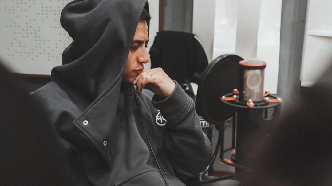 El cantante Andy Rivera dijo que se ha sentido perdido y que estar a la moda es un vicio venenoso.