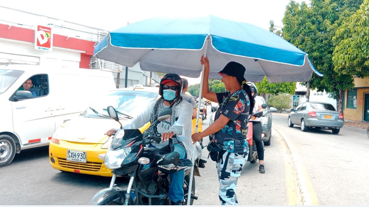 Ola de calor: mujeres venden lanzaron emprendimiento y venden sombra