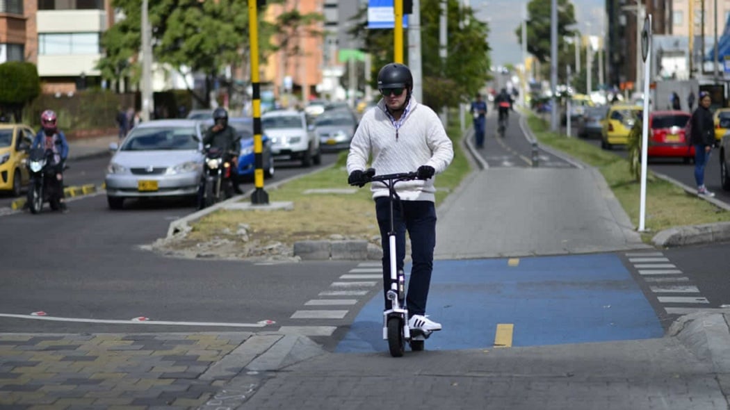 Usuario de patineta en Bogotá.