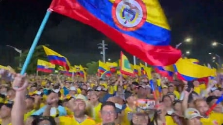 Foto miles de seguidores de Abelardo de la Espriella celebran en la Ventana al Mundo tras su victoria en el preconteo presidencial.