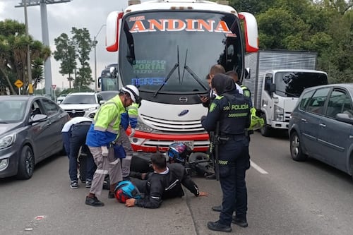 Fuerte accidente en la Autopista Norte de Bogotá: choque de bus intermunicipal y moto complicó la movilidad