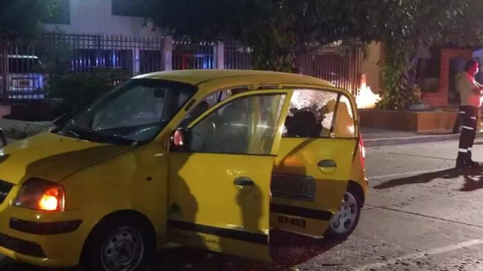 Taxi destruído en balacera en Barranquilla.