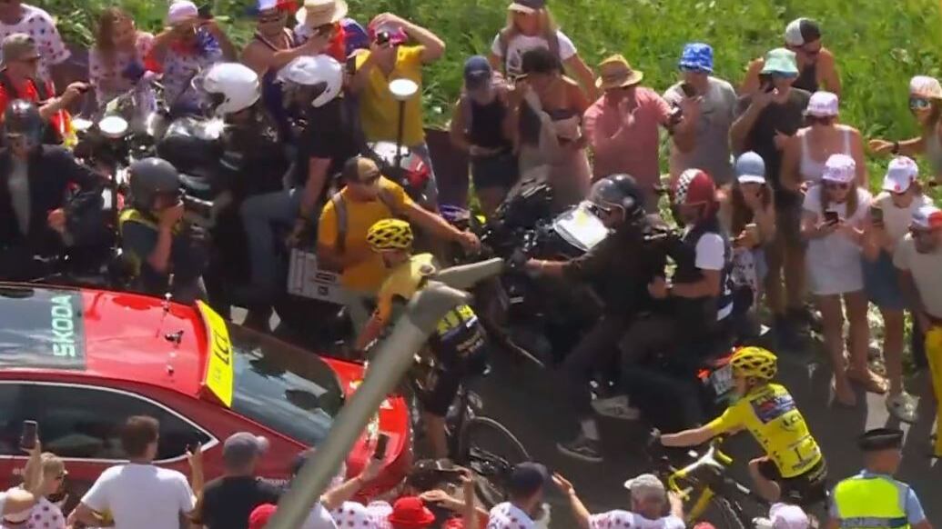 Al líder Vingegaard le bloquearon el paso en plena subida del Tour de Francia