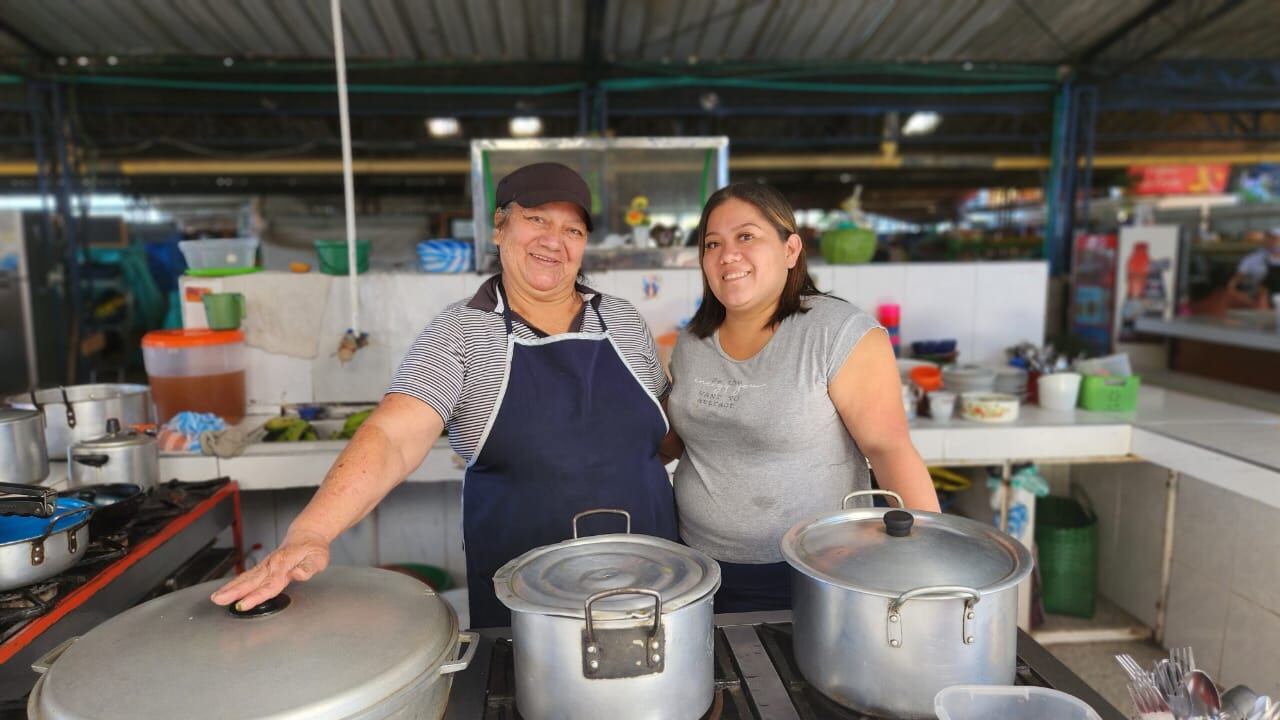 Kely Barco Vidal y Consuelo Vidal en la galería Las Palmas en Cauca
