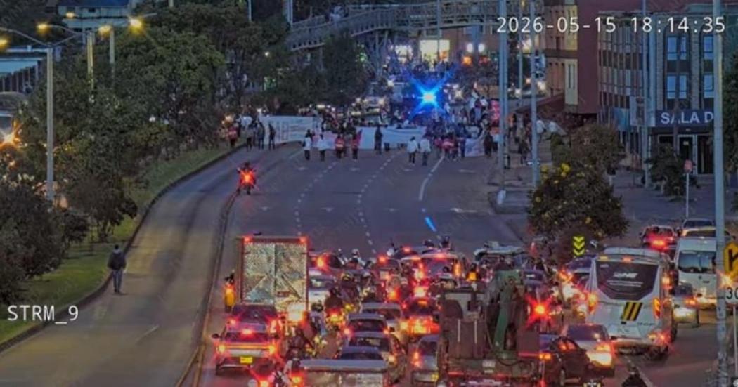 Manifestaciones y éxodo vehicular afectan la movilidad en Bogotá en varias vías principales