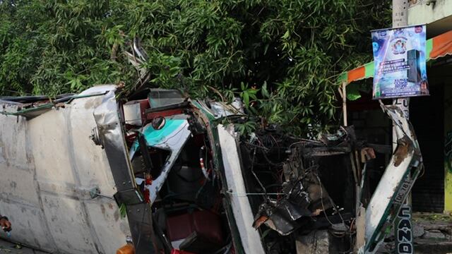Foto aparatoso accidente de bus que venía de un sepelio y se volcó en una loma y arrolló a varias personas a toda velocidad.