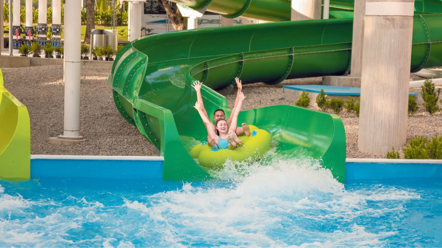 Hotel y centro de reuniones Lagosol inaugura toboganes provenientes de Canadá