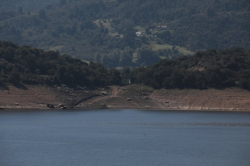 Detalle del bajo nivel de agua en el Embalse de San Rafael, en el municipio de La Calera, Cundinamarca, durante el ‘Fenómeno del Niño’ en abril de 2024