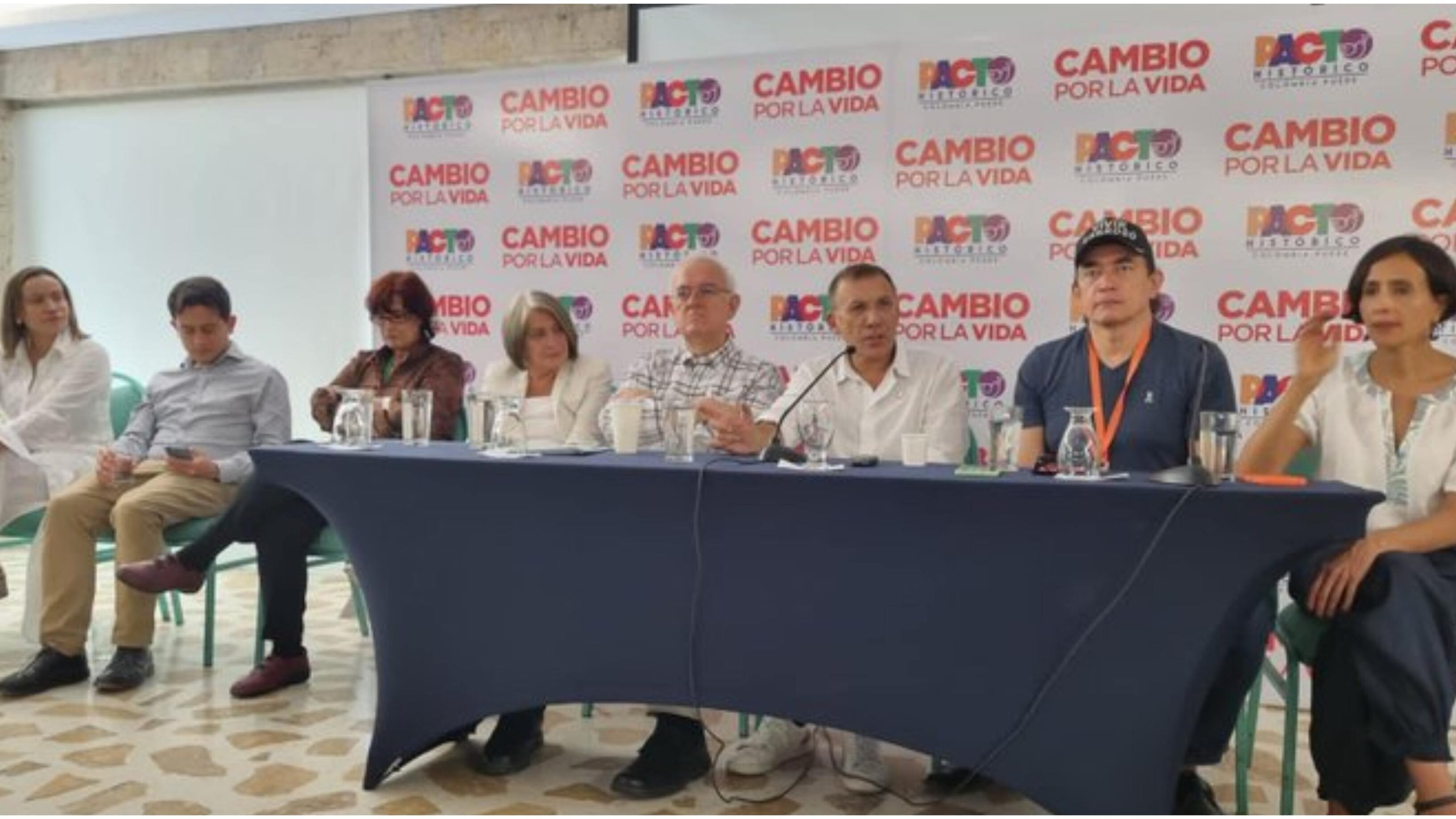 En Santa Marta en rueda de prensa con los ministros y ministras de Salud, Cultura, Agricultura, Hacienda y Agricultura, el director de la DIAN y el Pte del senado.