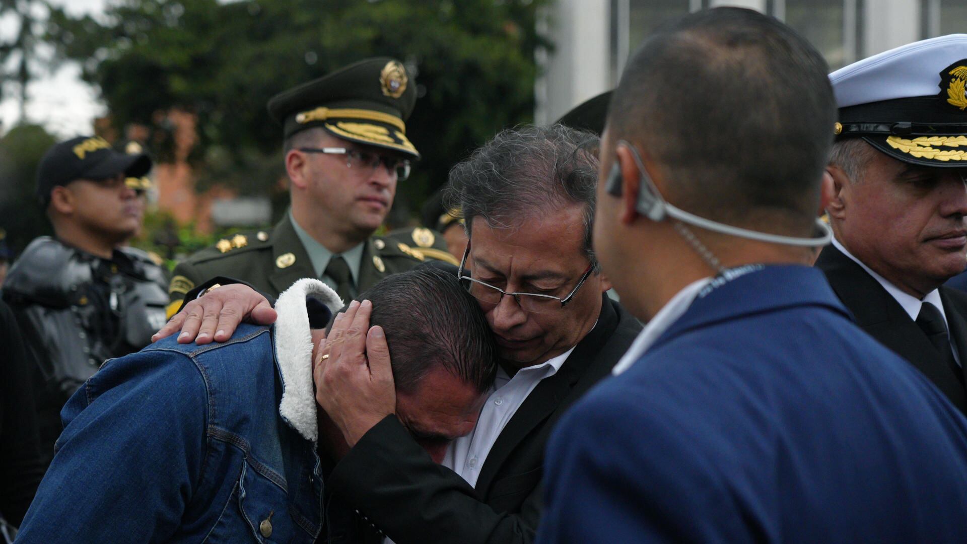 Sepelio de Policía - Petro asiste a funeral de policía que fue asesinado en una protesta campesina