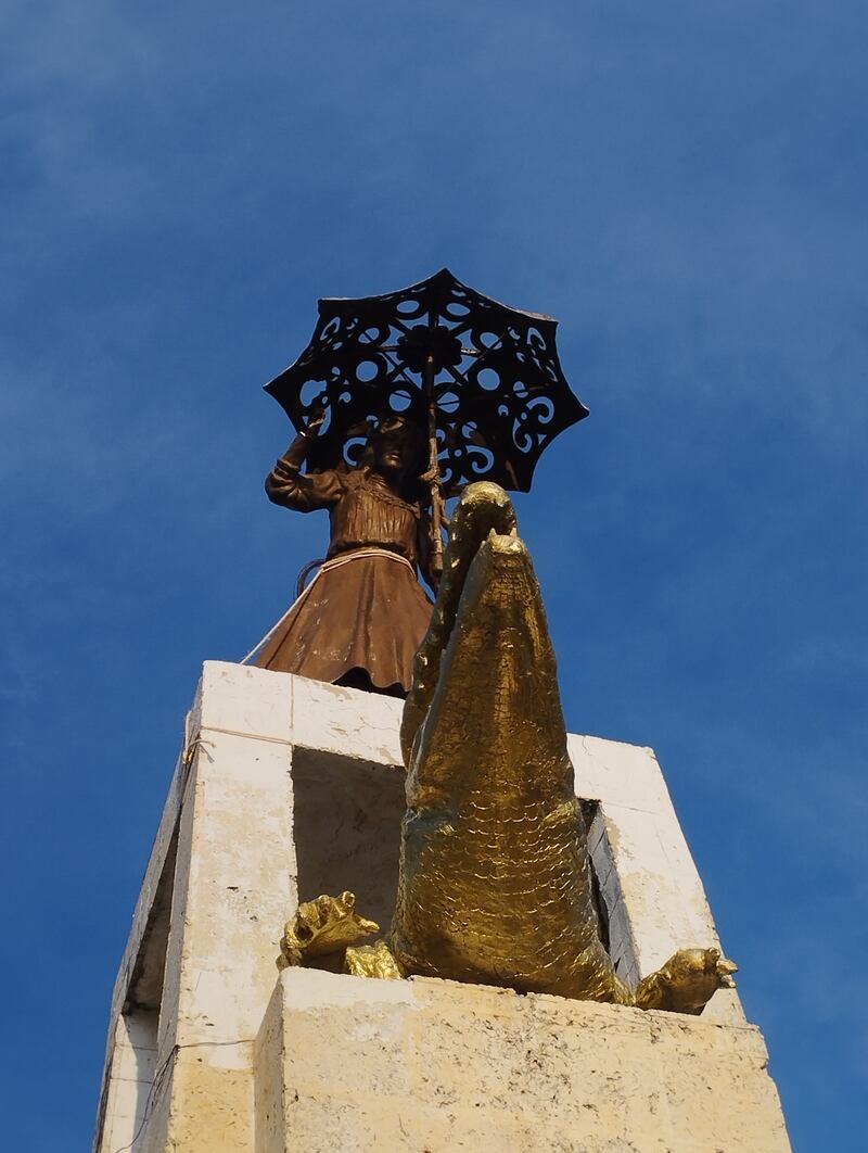 La estatua de Tomasita con el caimán en Ciénaga, Magdalena.